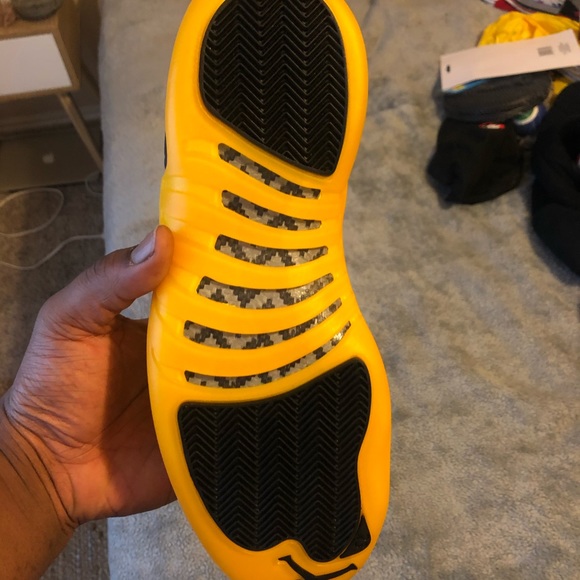 Jordan 12 Univ. Gold - Picture 3 of 4